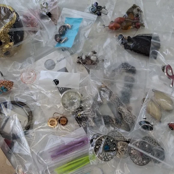 28+ Pieces Assorted Wearable Jewelry - Picture 3 of 4